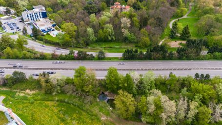 Vue aérienne en drone d'une buse sous autoroute